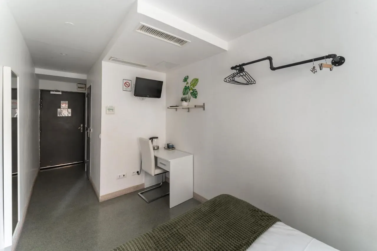 **  Отель L'Oasis Montparnasse Париж Франция